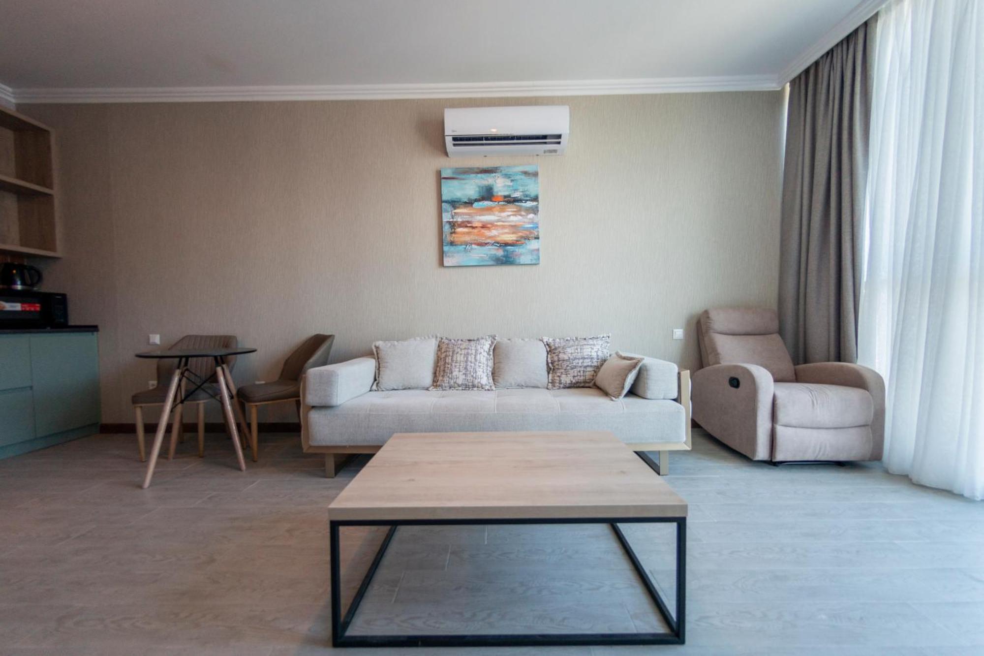 Season Suite Apart-Hotel Batoumi Extérieur photo
